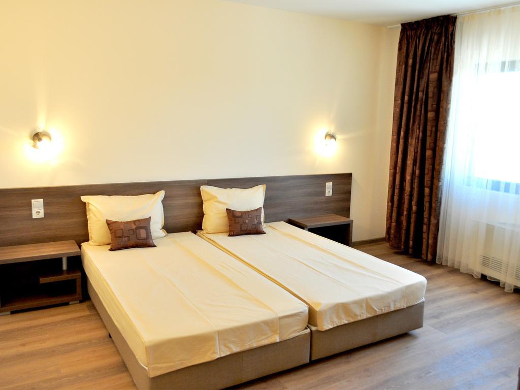 Yustina Villas Guest House Rum bild
